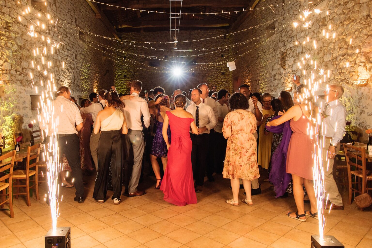 Machines a etincelles froides PyroSpark en action sur un dancefloor de mariage en Gironde