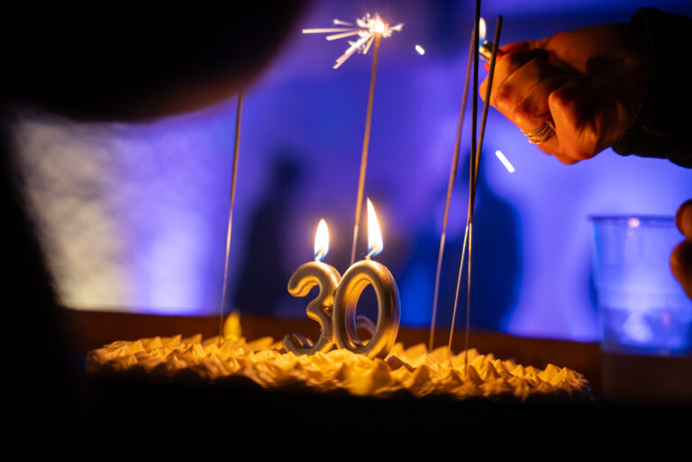 Gâteau d’anniversaire de 30 ans illuminé par des bougies et des cierges magiques
