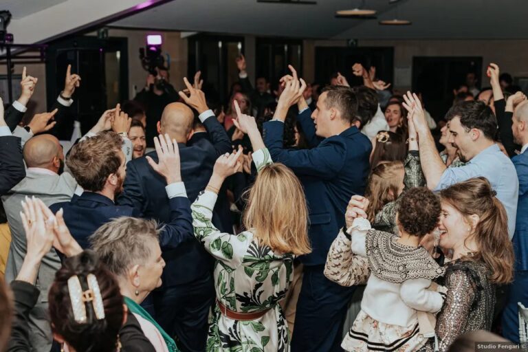 Groupe d’invités dansant pendant un événement animé par DJ Lexvolution