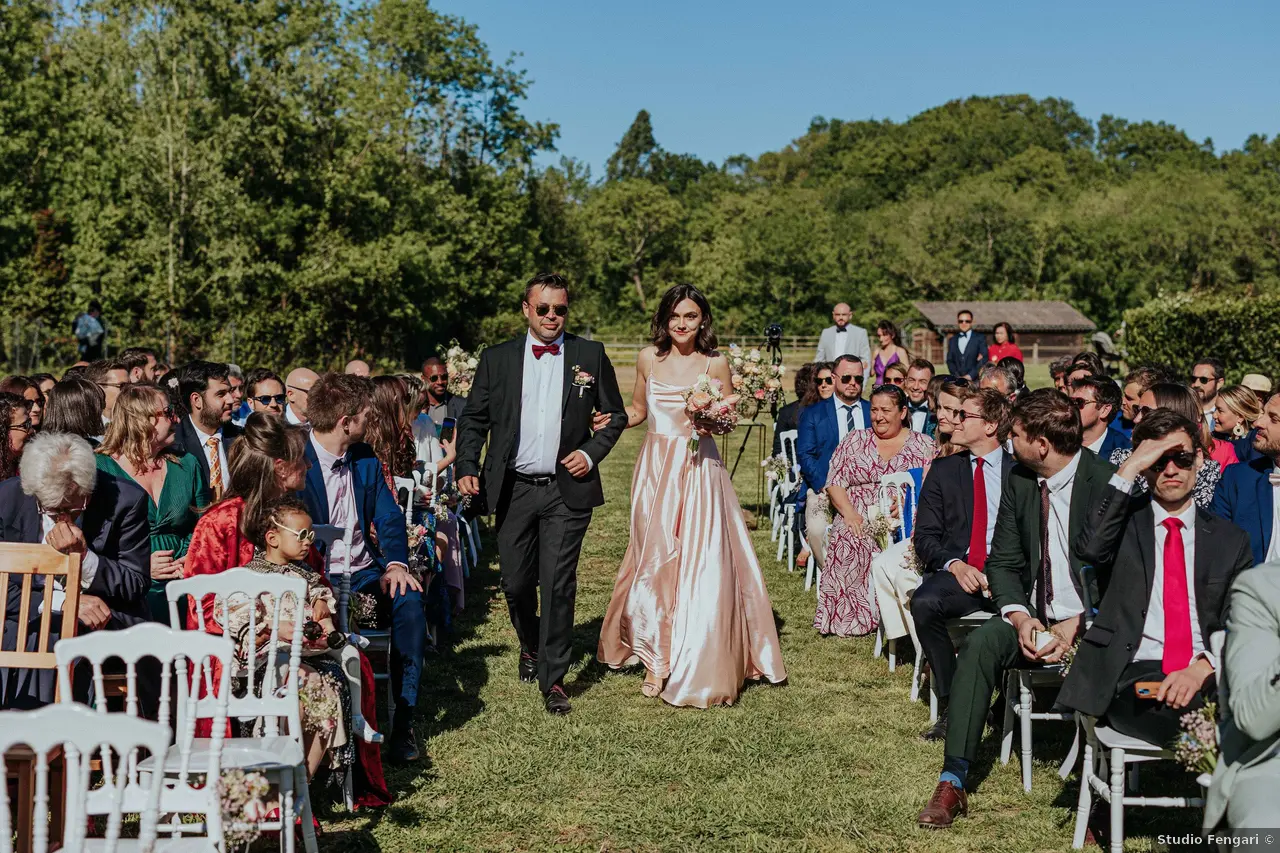 Invités assis en rangs pendant une cérémonie laïque en extérieur en Gironde