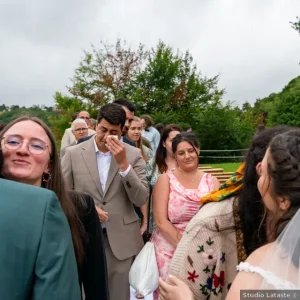 Invité ému pendant une cérémonie de mariage en extérieur