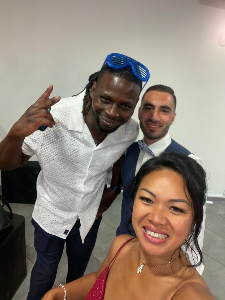 Selfie de Jennifer avec DJ Lexvolution pendant la soirée de son mariage
