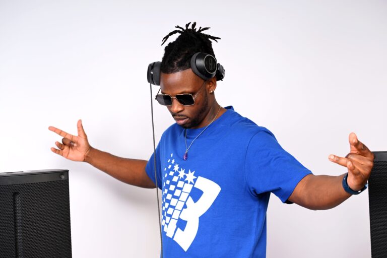 DJ Lexvolution portant un casque lors d’un portrait studio coloré