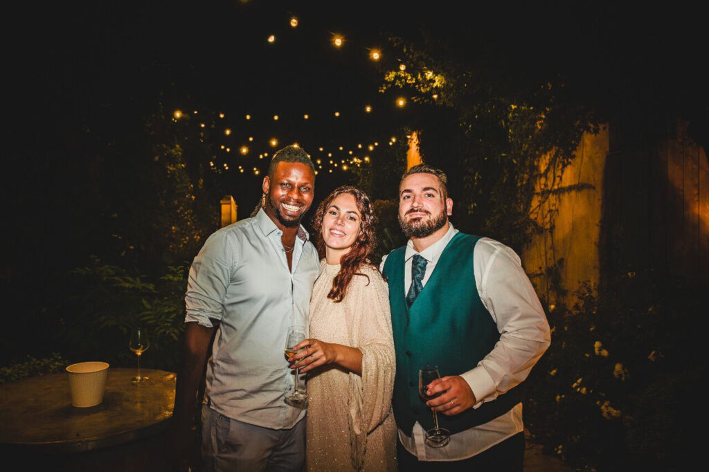 DJ Lexvolution avec Julie et Florian le soir de leur mariage, sous les guirlandes guinguette