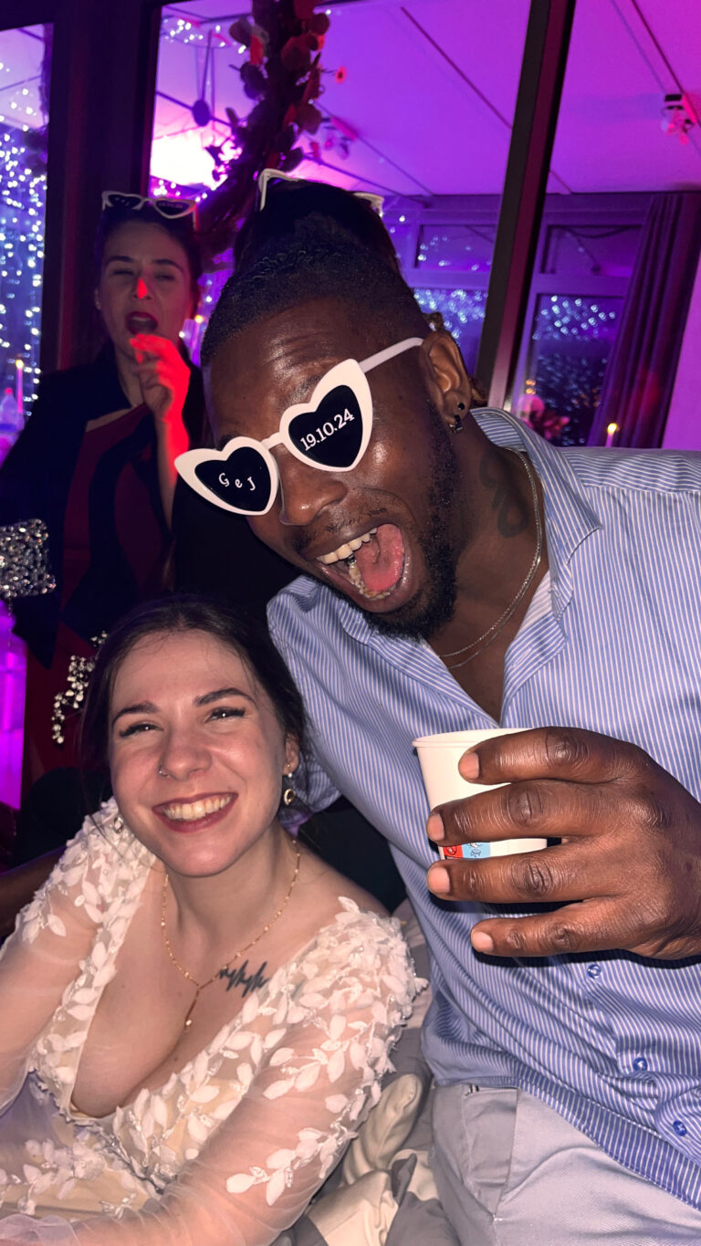 DJ Lexvolution souriant avec des lunettes blanches dans une ambiance violette