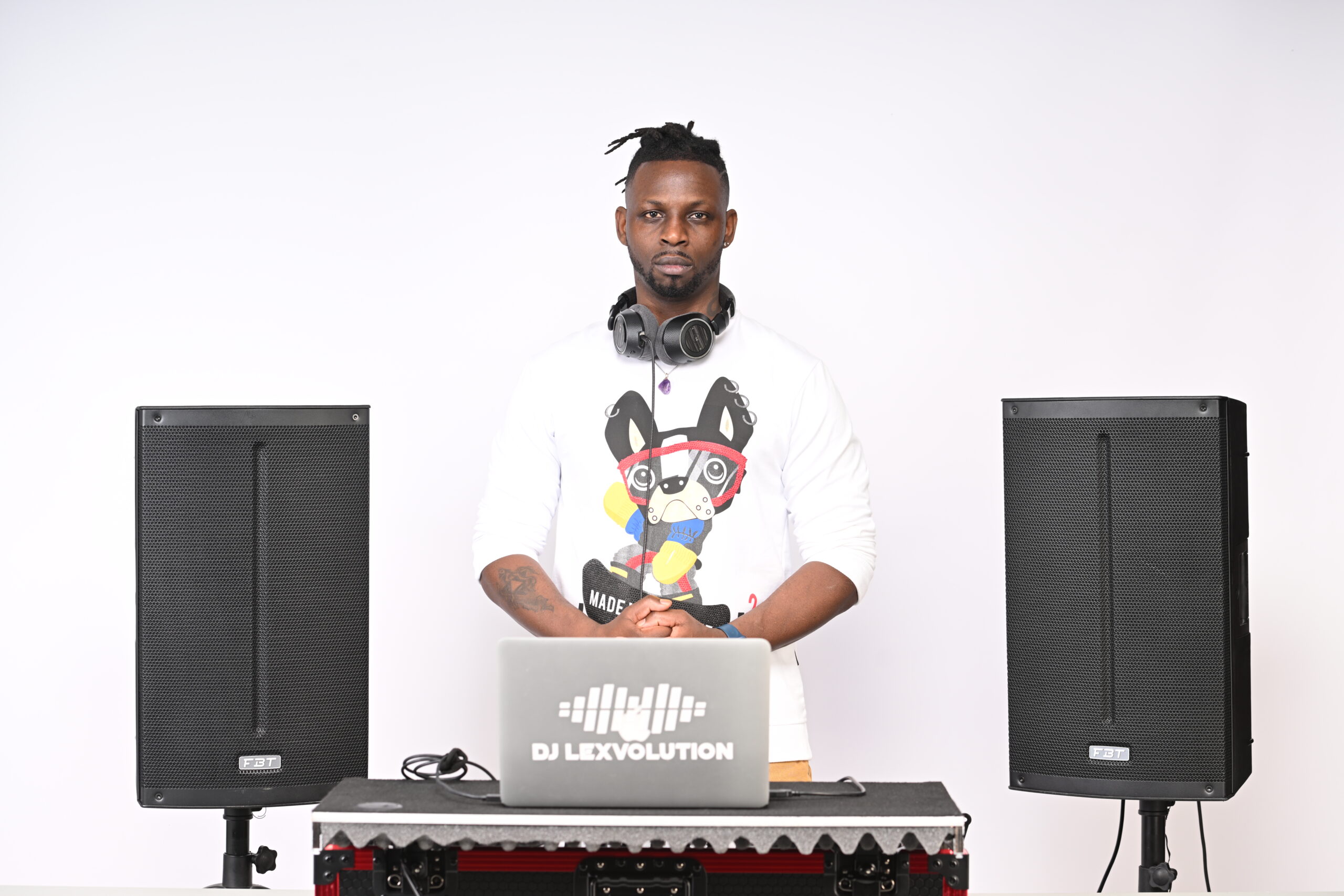 DJ Lexvolution aux platines entre deux enceintes professionnelles