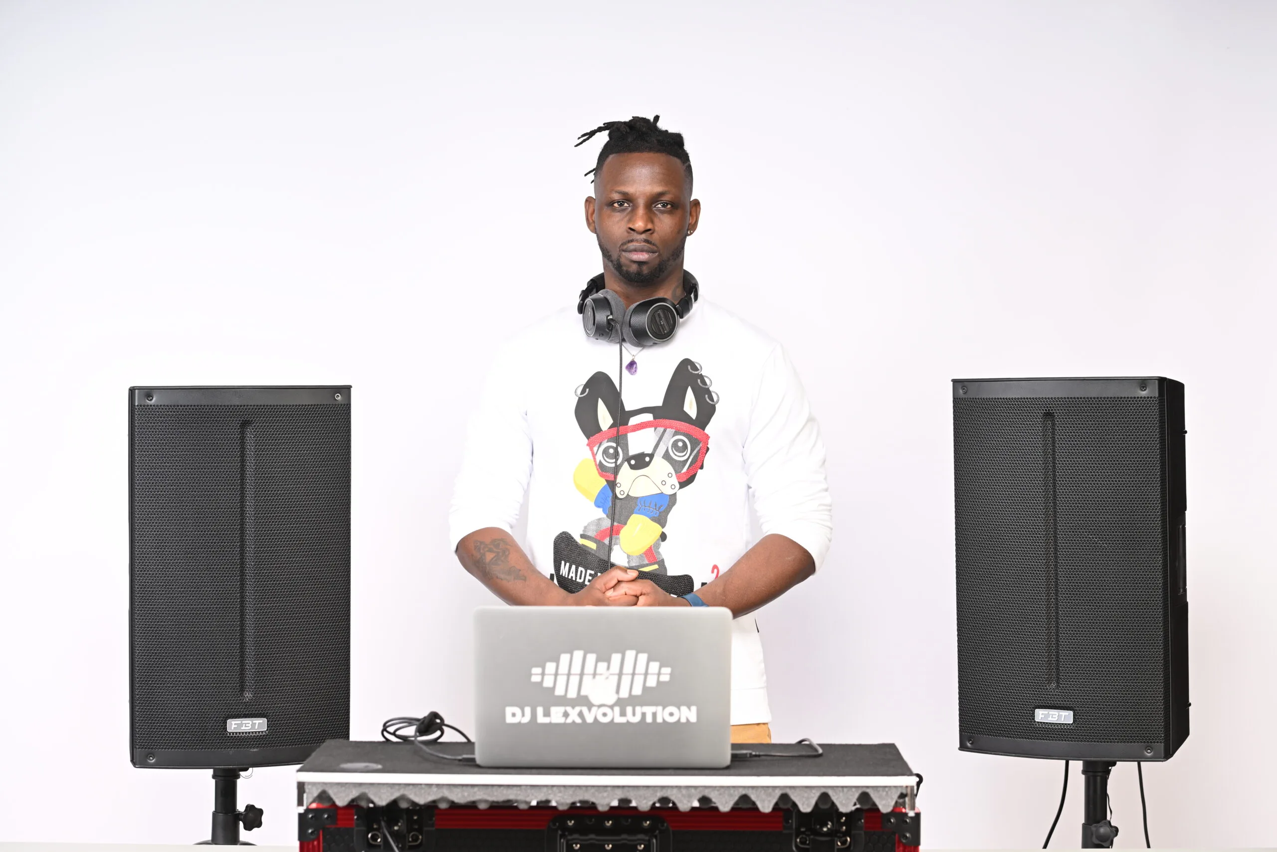 DJ Lexvolution aux platines entre deux enceintes professionnelles