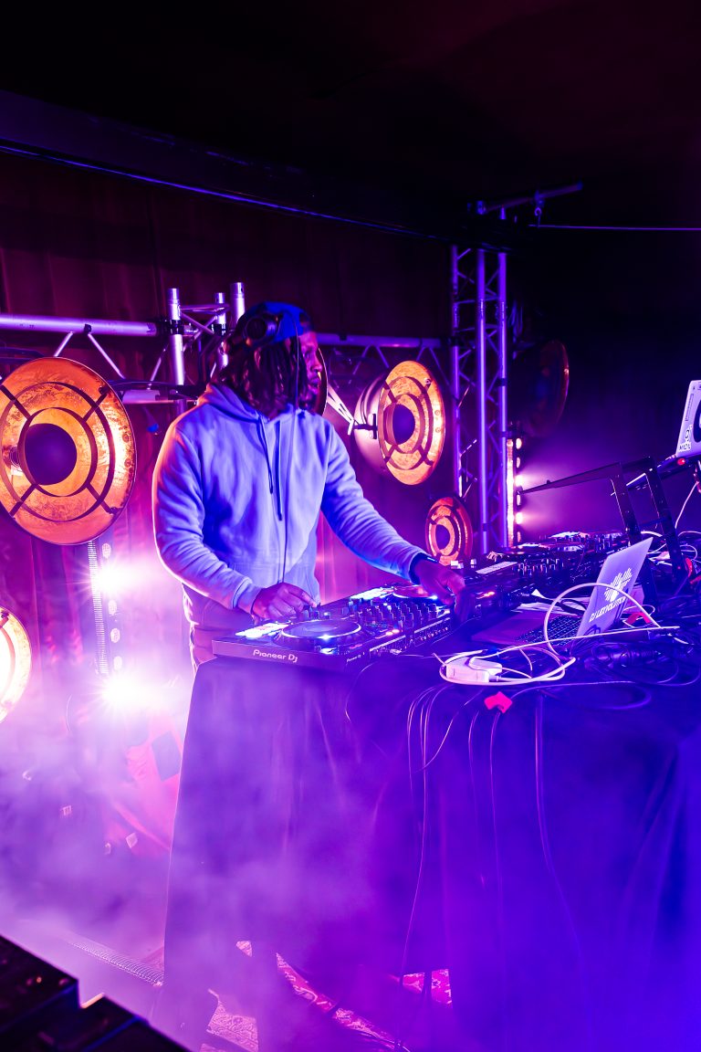 DJ Lexvolution derrière les platines en soirée