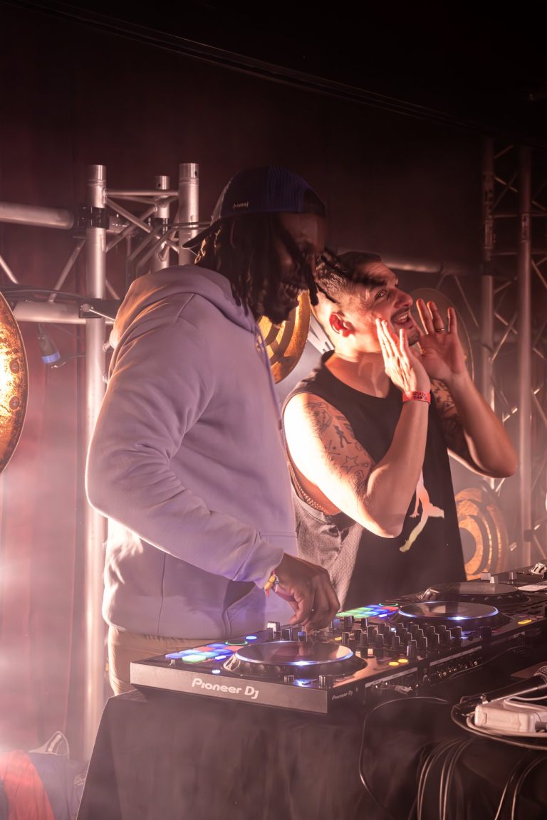 DJ Lexvolution animant un événement festif