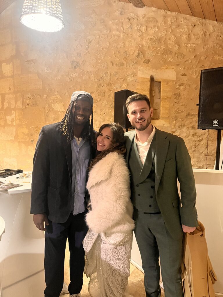 DJ Lexvolution avec Lydia et Quentin dans une salle en pierre