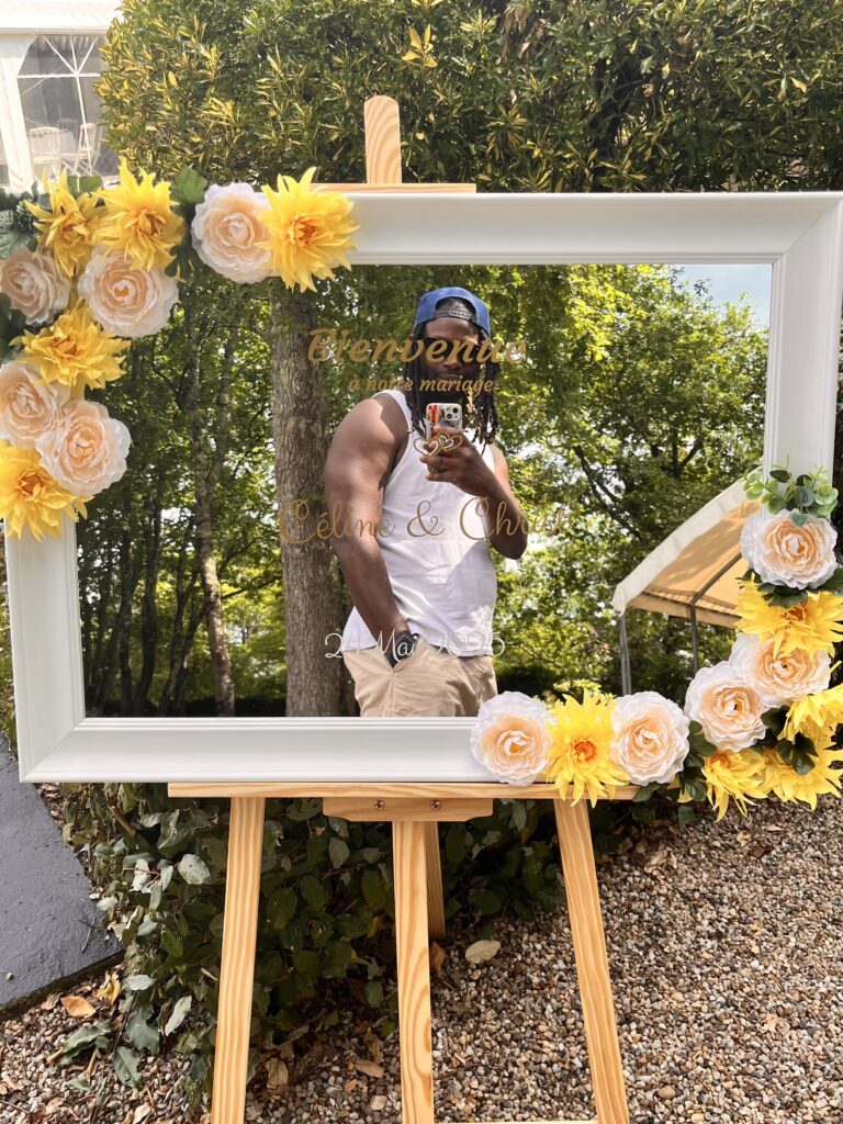 Panneau d'accueil fleuri « Bienvenid@s a nuestra boda » à l'entrée d'un mariage en Gironde