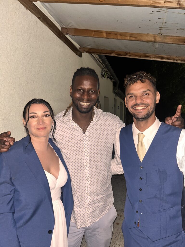 DJ Lexvolution entre Céline et Christ le soir de leur mariage