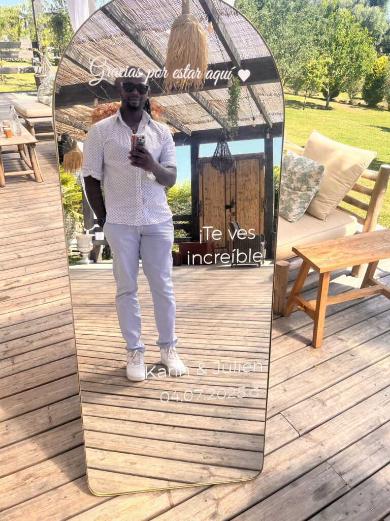Miroir d’accueil décoré « Gracias por estar aquí » à l’entrée d’un mariage hispanophone en Gironde