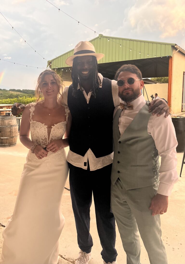 DJ Lexvolution entre Mario et Léa le jour de leur mariage