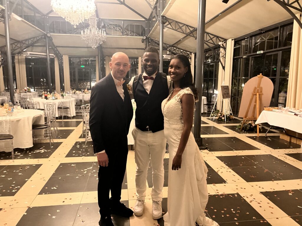 DJ Lexvolution avec les mariés au Domaine de la Fauconnie, salle sous verrière avec lustres