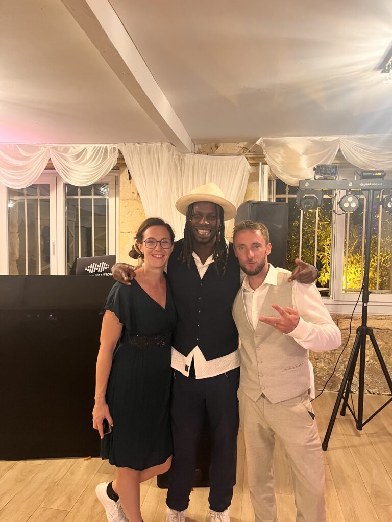DJ Lexvolution avec Anaïs et Yohan devant les platines