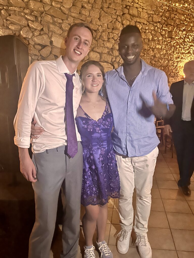 DJ Lexvolution avec les mariés et leurs invités en fin de soirée