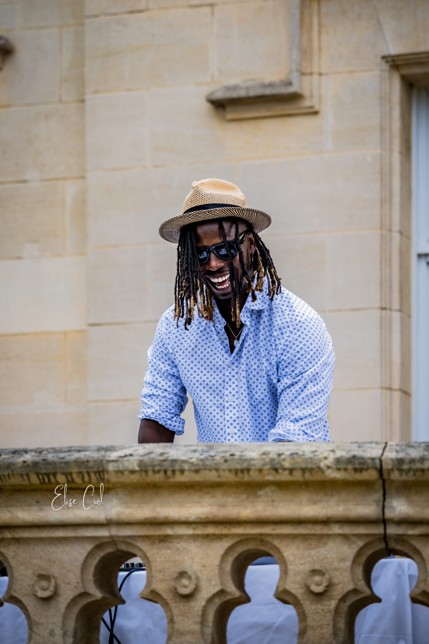 DJ Lexvolution souriant pendant une prestation de mariage