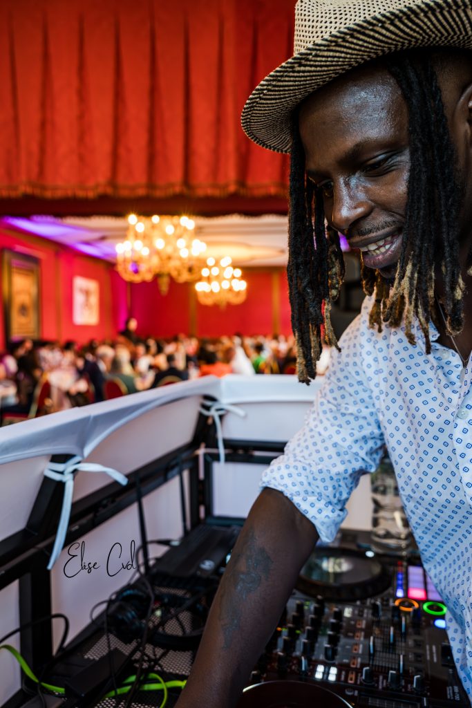 Portrait d’Alex, DJ Lexvolution, pendant un mariage en Gironde