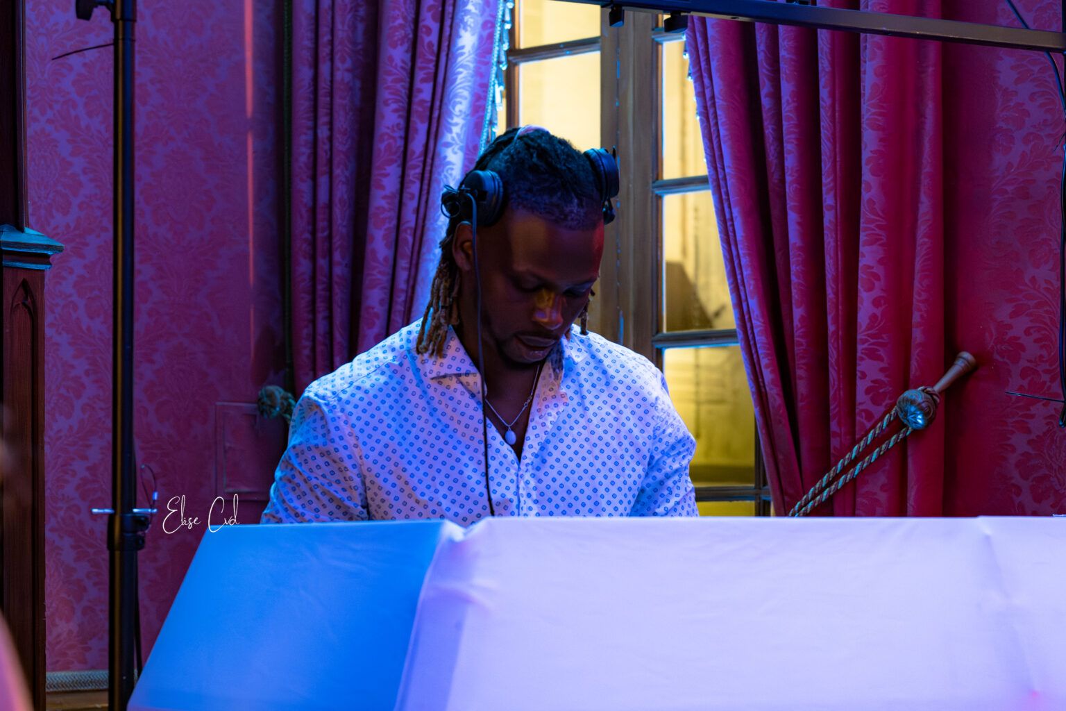 DJ Lexvolution au casque derrière les platines lors d'un mariage au Château Pape Clément