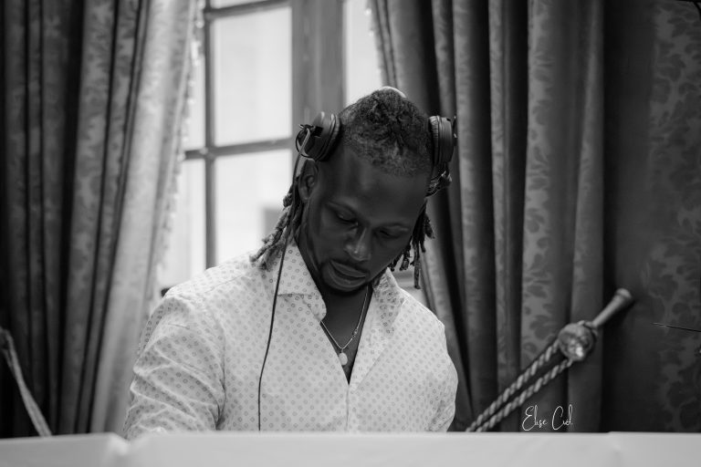 DJ Lexvolution concentré aux platines, portrait en noir et blanc lors d’un mariage
