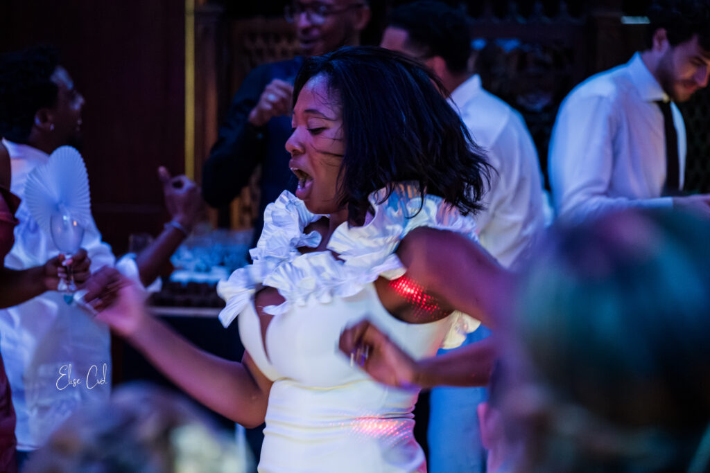 La mariée éclate de rire au milieu de ses invitées pendant la soirée