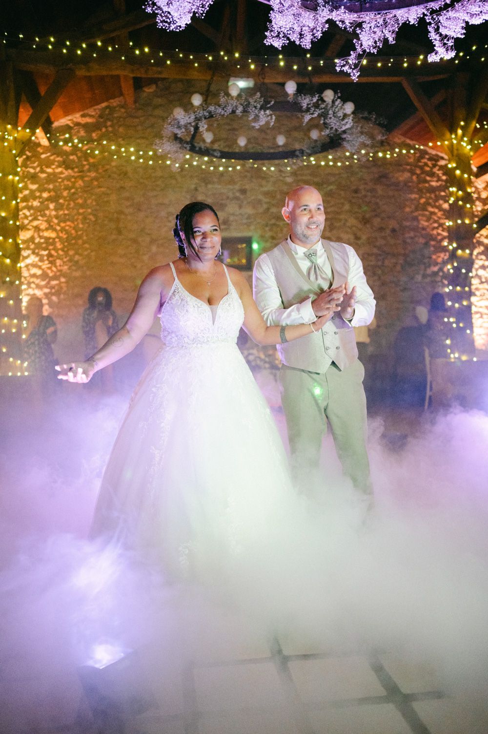 Mariés dansant sur un nuage de fumée pendant leur soirée de mariage