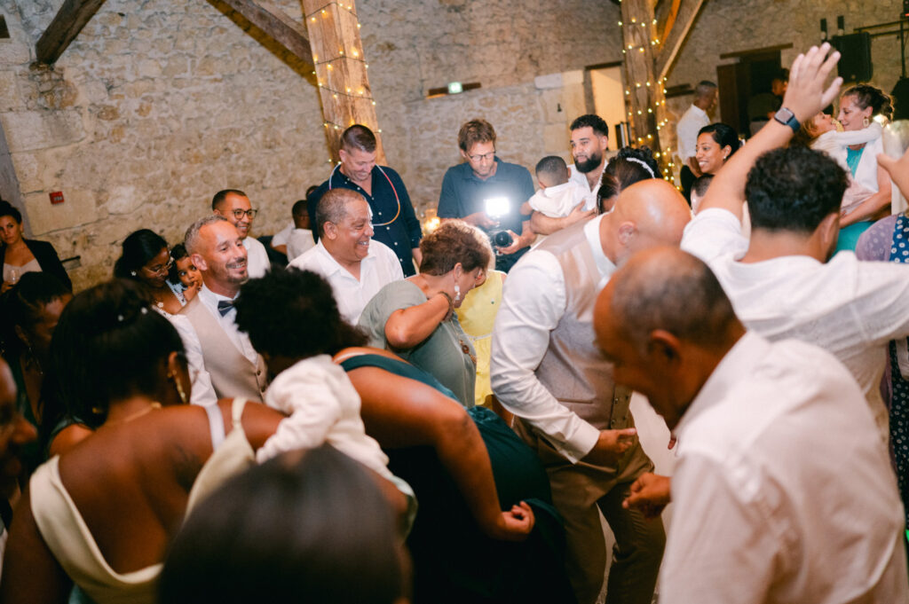 Invités dansant pendant une soirée de mariage animée par DJ Lexvolution
