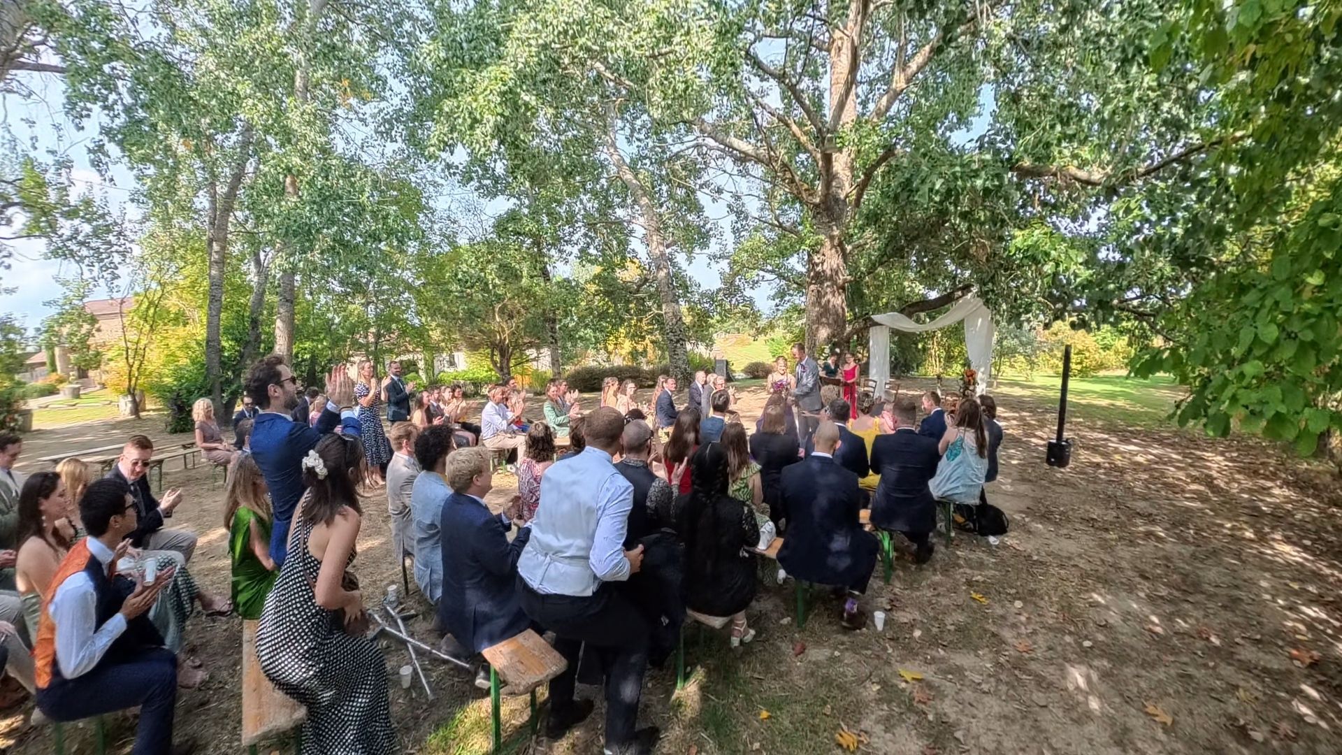 Enceinte sur colonne installée en bord d'assemblée pour sonoriser une cérémonie laïque