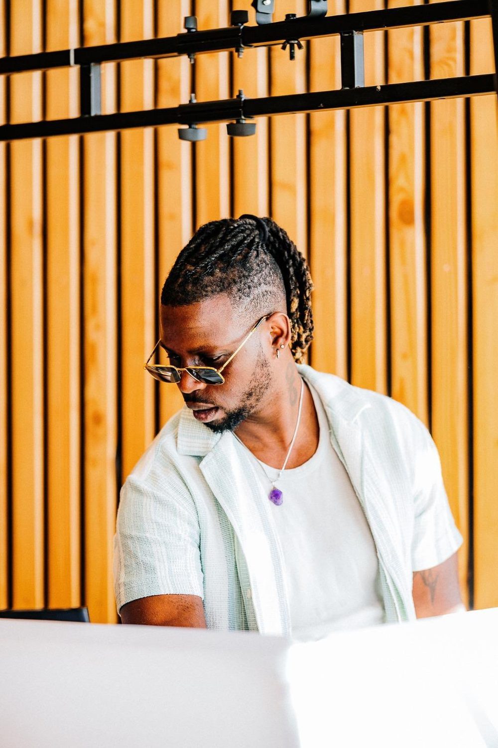 DJ Lexvolution aux platines lors d'un mariage en Gironde