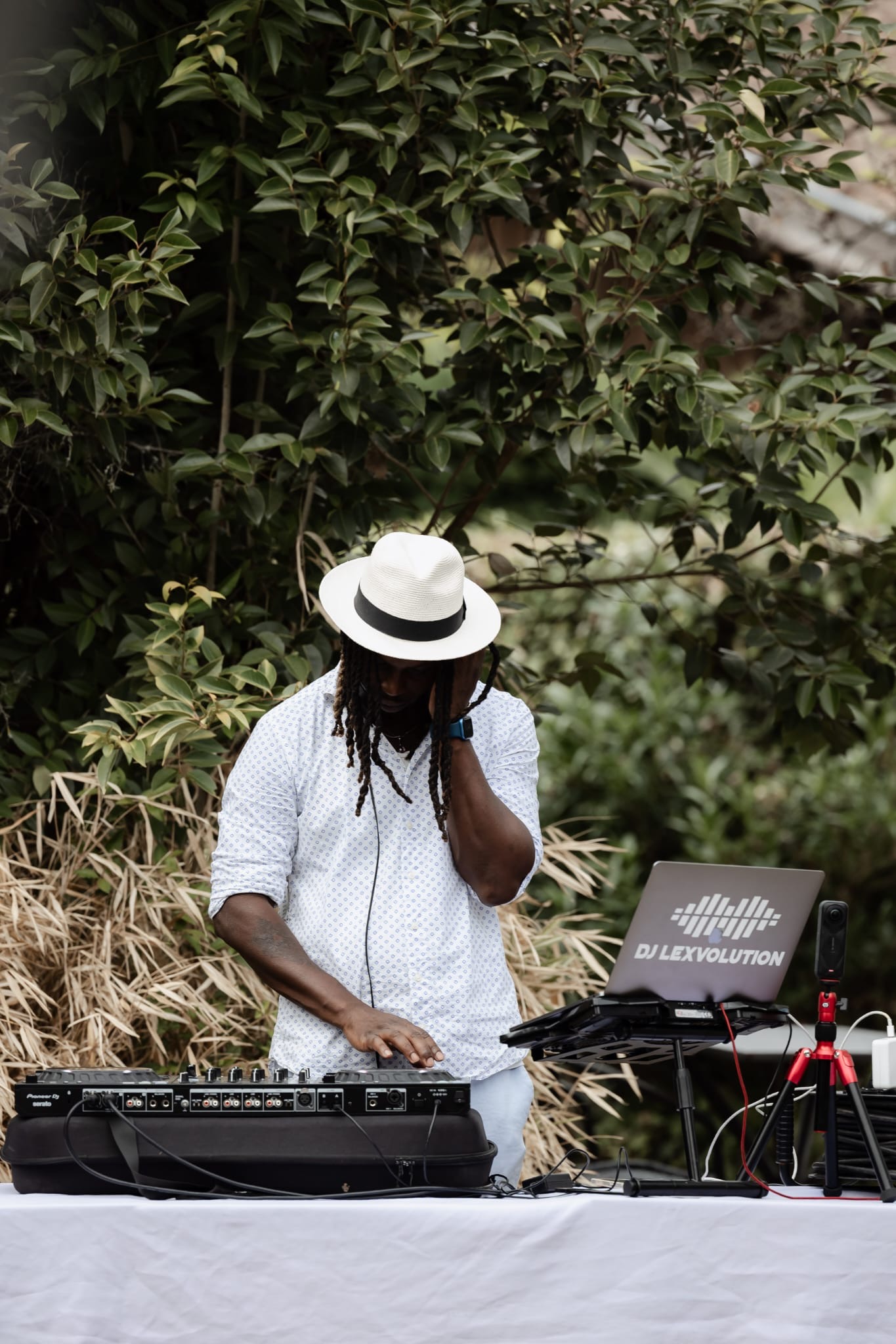 Alex mixe en extérieur avec son casque