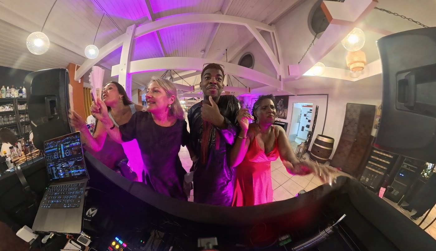 Invités participant à un blind test de mariage devant les platines du DJ