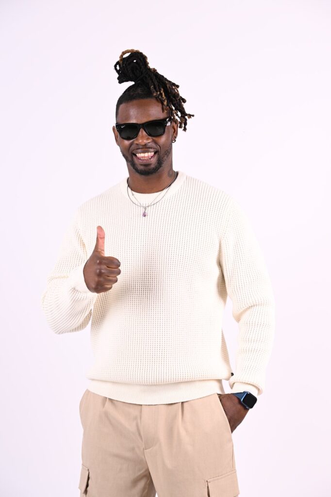 DJ Lexvolution souriant en studio, pouce levé