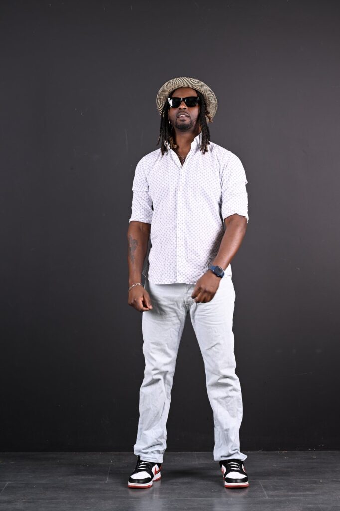 DJ Lexvolution en studio avant une prestation, portrait en pied
