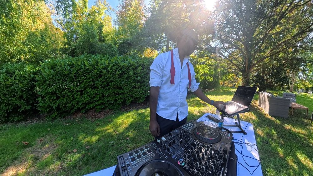 DJ Lexvolution animant une fête privée en extérieur