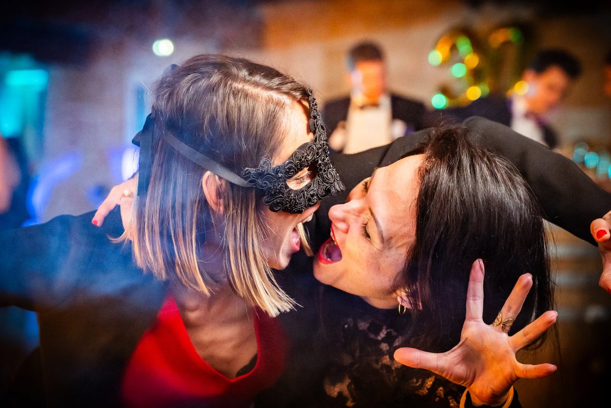 Invités dansant pendant un mariage multiculturel animé par DJ Lexvolution