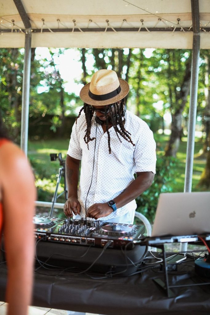 Alex aux platines en extérieur