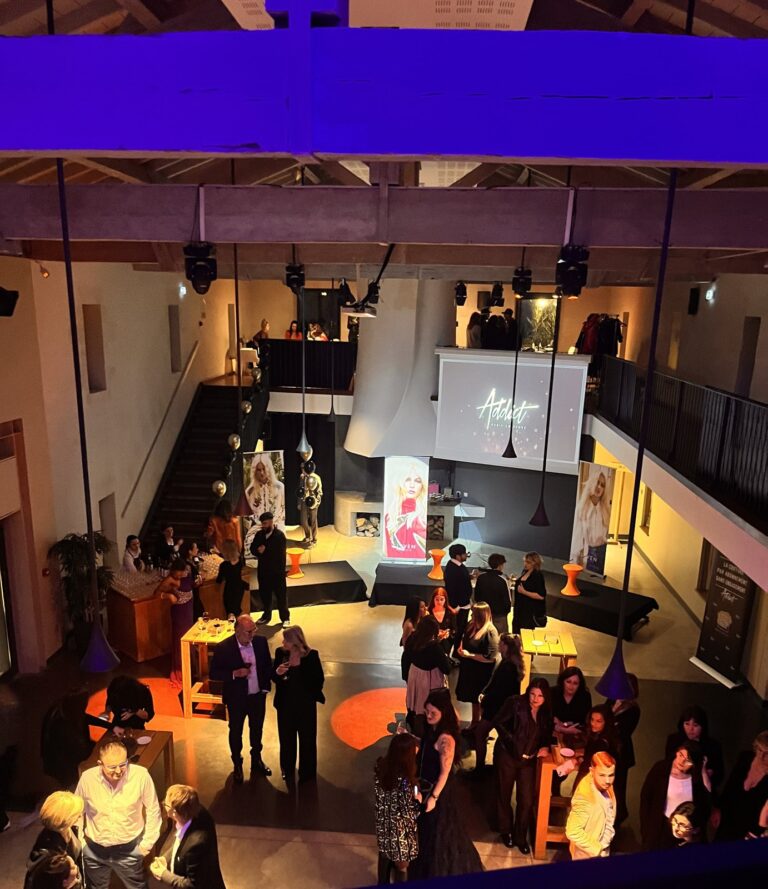 Soirée de lancement d’une enseigne de coiffure à Bordeaux : logo projeté sur écran, salle sur deux niveaux mise en lumière par DJ Lexvolution