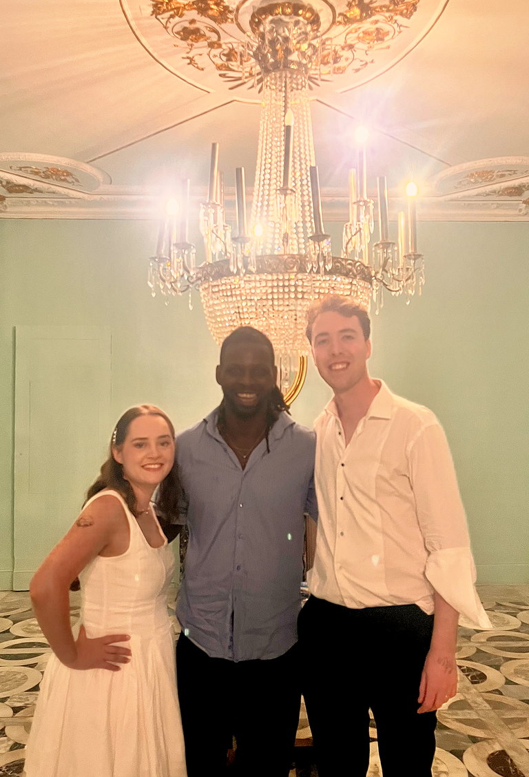 Maeva et Connor avec DJ Lexvolution lors de leur mariage franco-irlandais