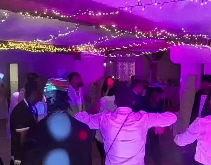 Piste de danse pleine lors d'un mariage congolais en Gironde animé par DJ Lexvolution