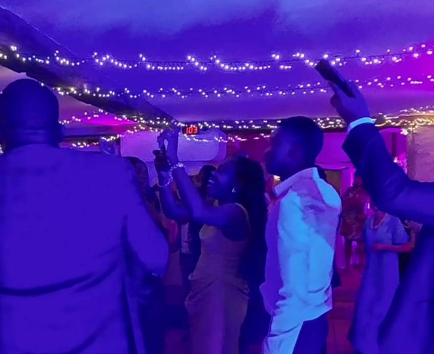 Invités de toutes générations dansant bras levés lors d'un mariage afro-caribéen en Gironde