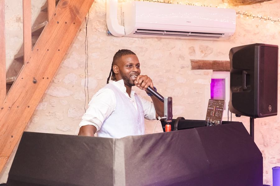 DJ Lexvolution au micro lors d'un mariage en Gironde, la camera 360 installee a cote de la regie