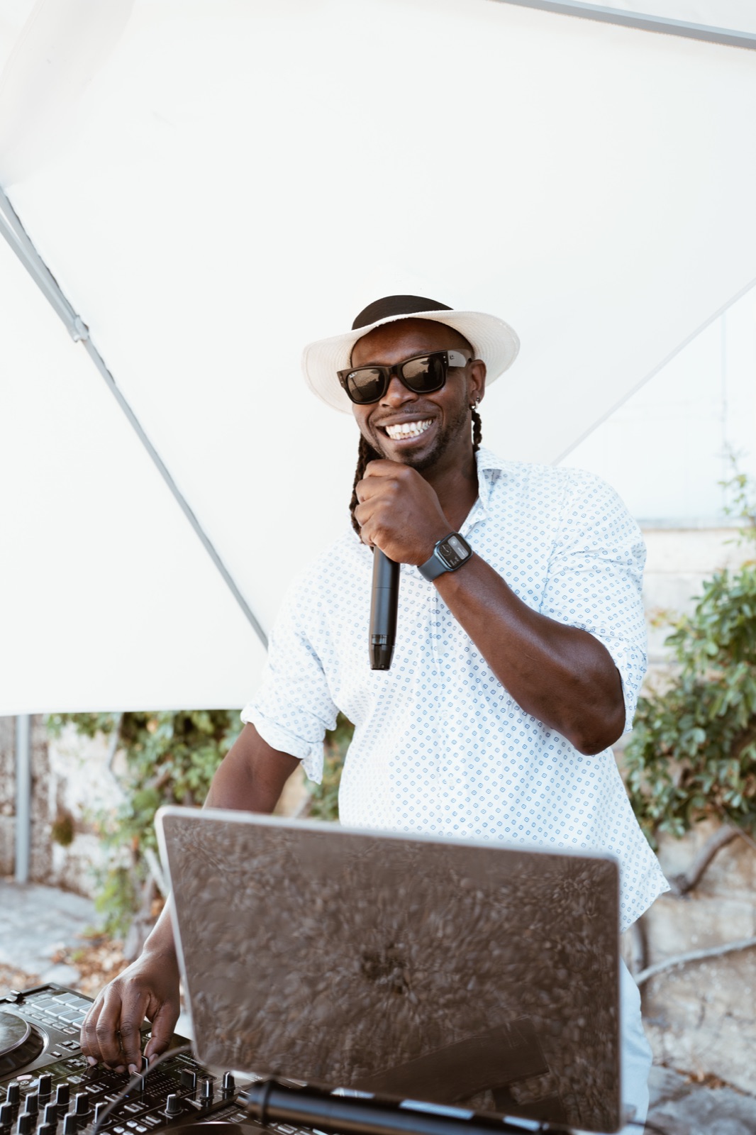 Alex, DJ Lexvolution, souriant avec un micro à la main pendant une prestation
