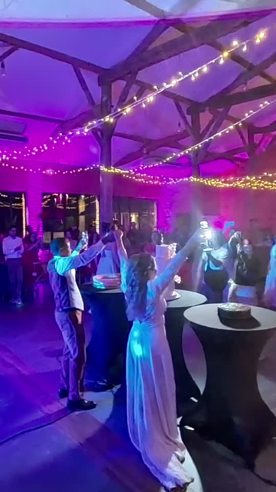 Le gâteau en lumière au mariage de Romain et Estelle