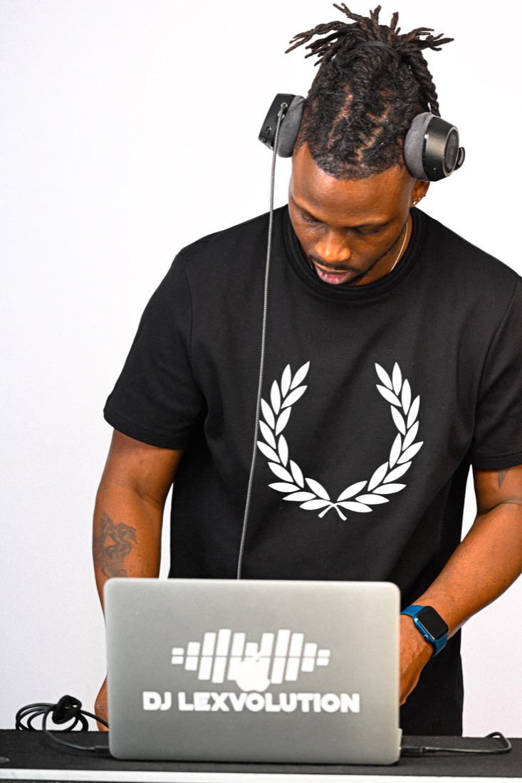 Alex, DJ Lexvolution et créateur de LexPlay, au casque derrière son ordinateur