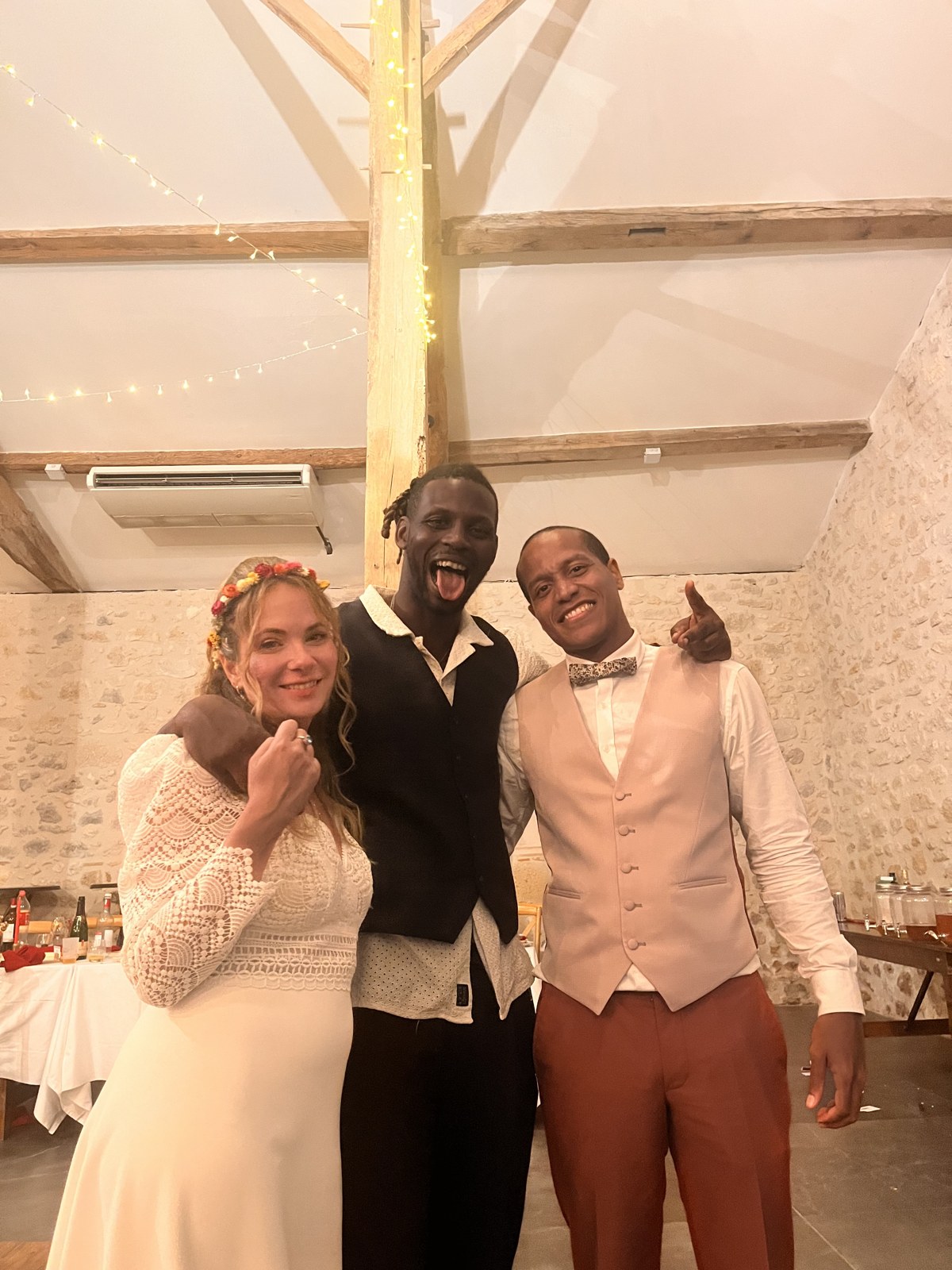Estelle et Romain avec Alex, DJ Lexvolution, au Domaine Le Herre